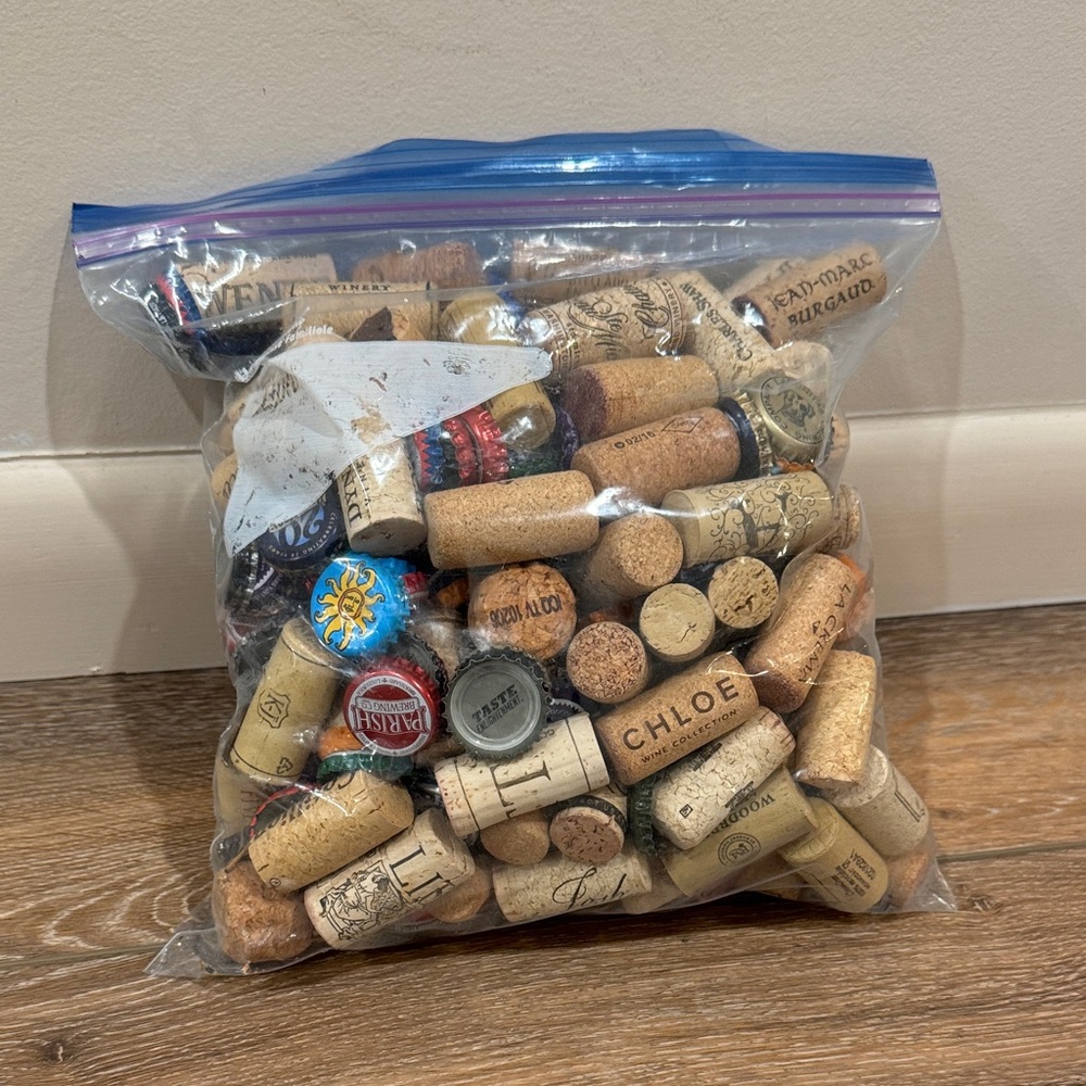 1‎ gallon of wine corks & beer caps for crafts